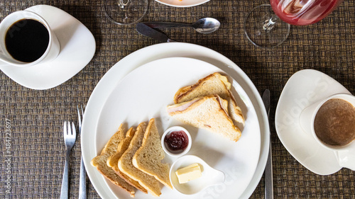 desayuno tipico colombiano en un hotel del centro histórico de cartagena, hueves, jugo de fruta natural, tostadas, cereal con leche, fruta picada, huevos fritos, huevos revueltos, café colombiano.