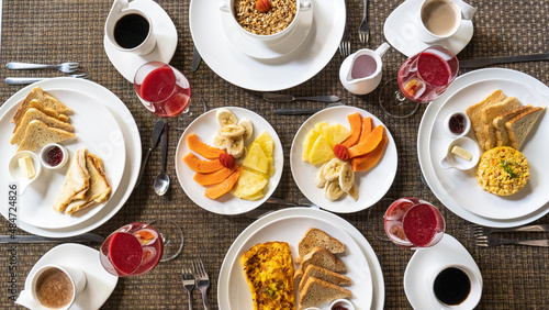 desayuno tipico colombiano en un hotel del centro histórico de cartagena, hueves, jugo de fruta natural, tostadas, cereal con leche, fruta picada, huevos fritos, huevos revueltos, café colombiano.