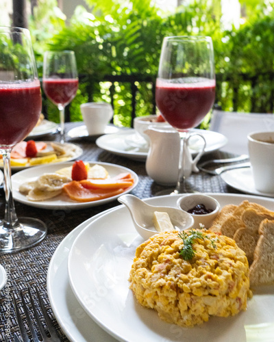 desayuno tipico colombiano en un hotel del centro histórico de cartagena, hueves, jugo de fruta natural, tostadas, cereal con leche, fruta picada, huevos fritos, huevos revueltos, café colombiano.
