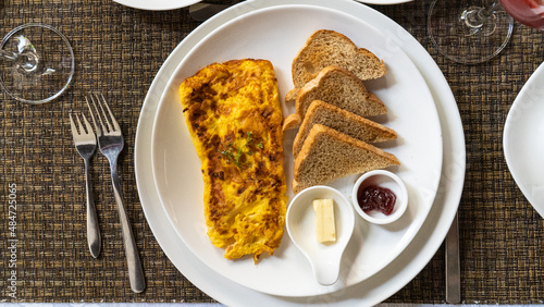 desayuno tipico colombiano en un hotel del centro histórico de cartagena, hueves, jugo de fruta natural, tostadas, cereal con leche, fruta picada, huevos fritos, huevos revueltos, café colombiano.