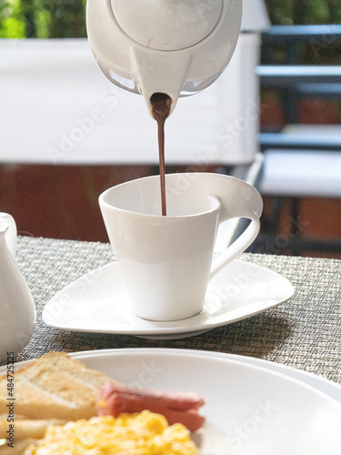 desayuno tipico colombiano en un hotel del centro histórico de cartagena, hueves, jugo de fruta natural, tostadas, cereal con leche, fruta picada, huevos fritos, huevos revueltos, café colombiano.