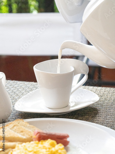 desayuno tipico colombiano en un hotel del centro histórico de cartagena, hueves, jugo de fruta natural, tostadas, cereal con leche, fruta picada, huevos fritos, huevos revueltos, café colombiano.
