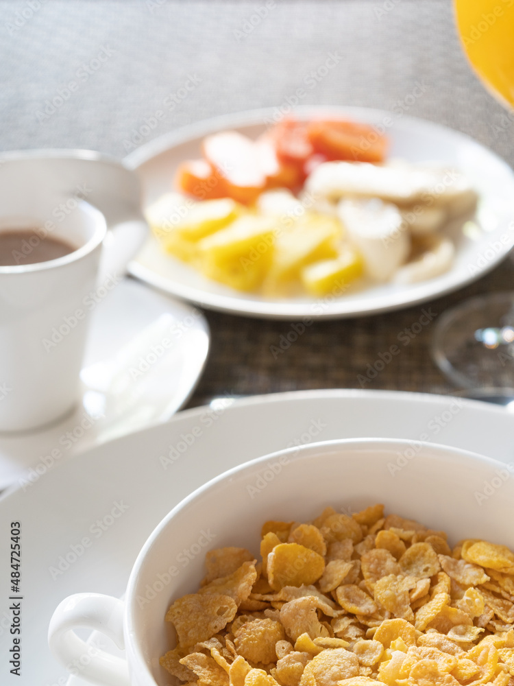 desayuno tipico colombiano en un hotel del centro histórico de cartagena, hueves, jugo de fruta natural, tostadas, cereal con leche, fruta picada, huevos fritos, huevos revueltos, café colombiano.