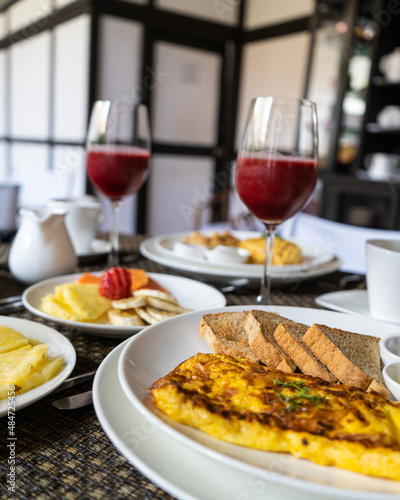 desayuno tipico colombiano en un hotel del centro histórico de cartagena, hueves, jugo de fruta natural, tostadas, cereal con leche, fruta picada, huevos fritos, huevos revueltos, café colombiano.