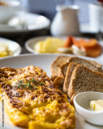 desayuno tipico colombiano en un hotel del centro histórico de cartagena, hueves, jugo de fruta natural, tostadas, cereal con leche, fruta picada, huevos fritos, huevos revueltos, café colombiano.