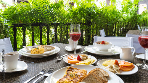 desayuno tipico colombiano en un hotel del centro histórico de cartagena, hueves, jugo de fruta natural, tostadas, cereal con leche, fruta picada, huevos fritos, huevos revueltos, café colombiano.