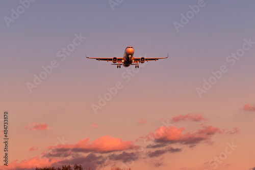 Airplane landing seen from the front