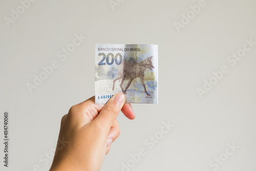 Nota de duzentos reais (R$ 200,00) em fundo branco photo