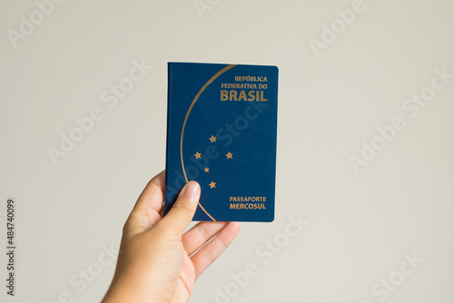 Passaporte brasileiro em fundo branco photo