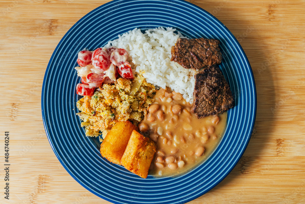 Típico prato brasileiro com arroz, feijão, mandioca, farofa e bife Stock  Photo | Adobe Stock