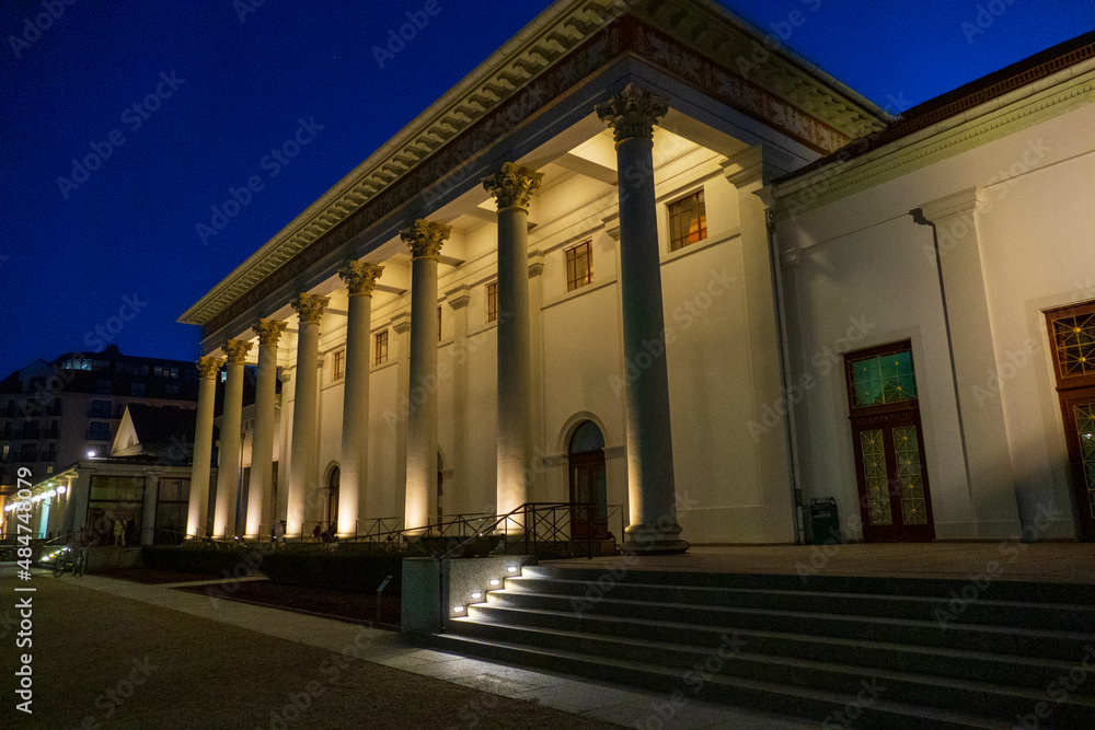 Historisches Kurhaus von Baden-Baden bei Nacht