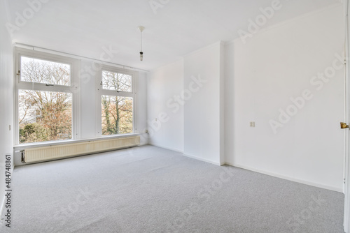 Obraz na plátně interior of an empty bright room with grey carpeting floor