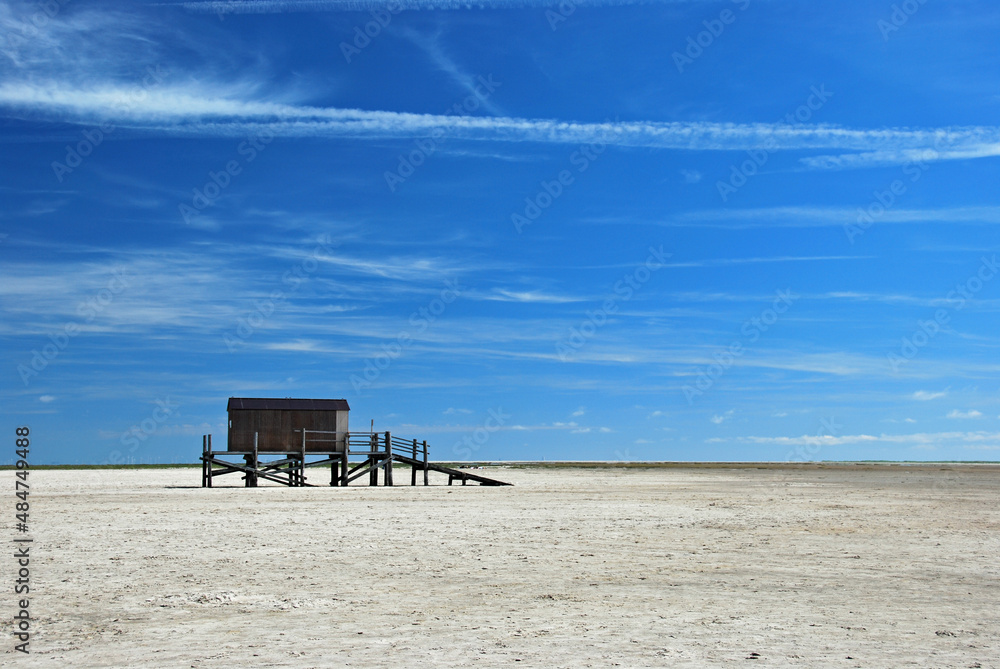 Einsame Rettungsschwimmer Hütte am Strand von St. Peter-Ording mit weitem Blick bei blauem Himmel