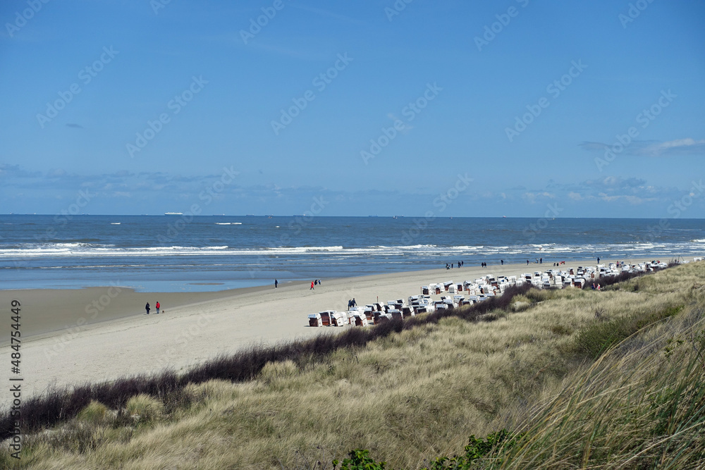 Strand mit Strandkörben und Spaziergängern auf Spiekeroog