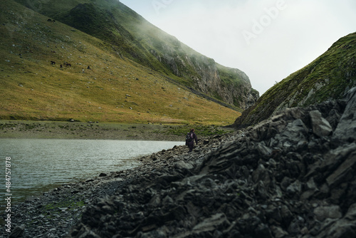 Randonnée au bord d'un lac de montagne