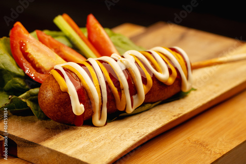 salchicha preparada como banderilla con mostaza y  ketchup