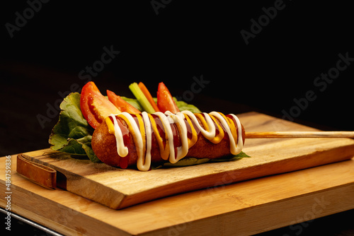 salchicha preparada como banderilla con mostaza y  ketchup