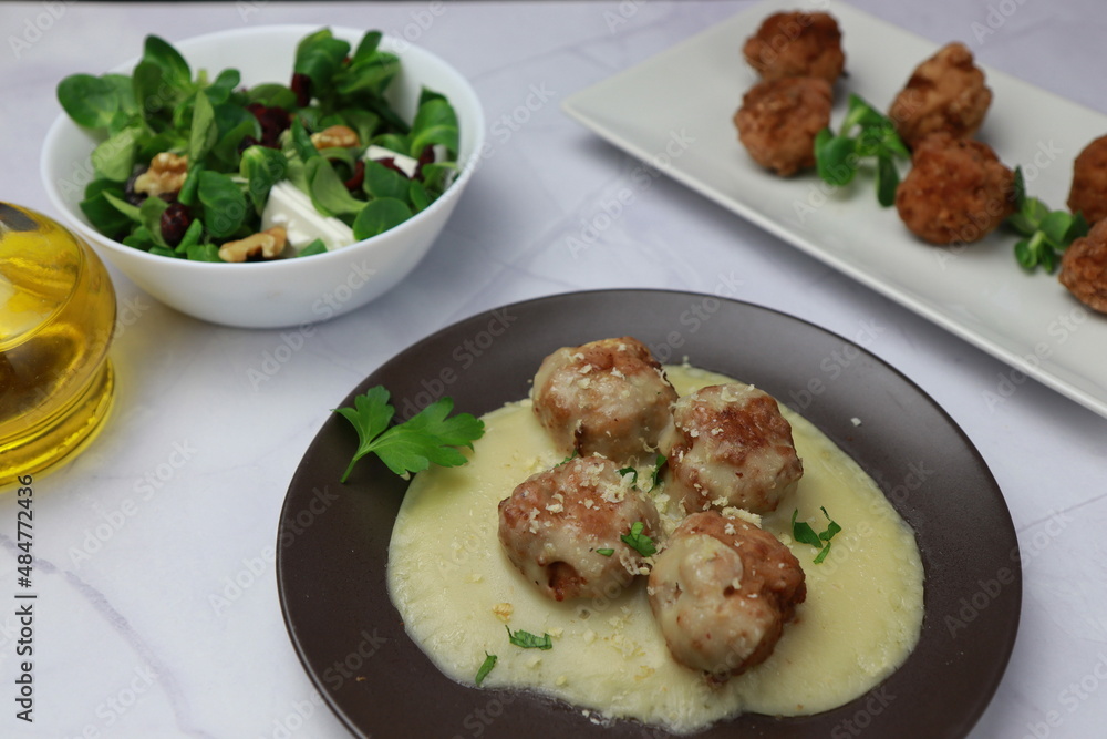 Meatballs au gratin with leek sauce