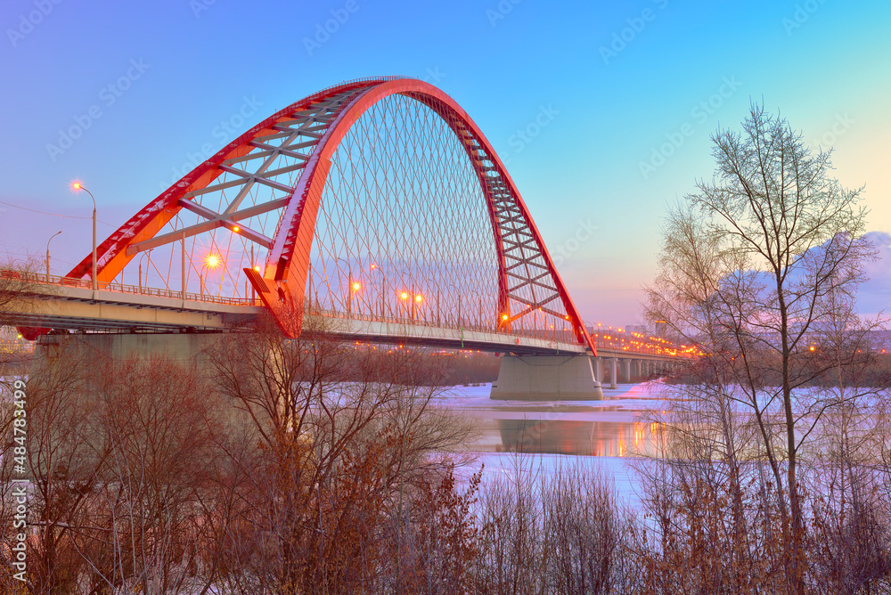 Obraz premium Morning at the Bugrinsky Bridge