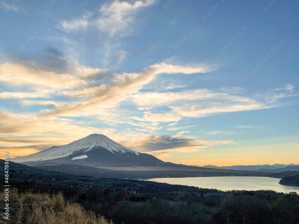 山梨県山中湖村パノラマ台からの富士山と山中湖と夕焼け空