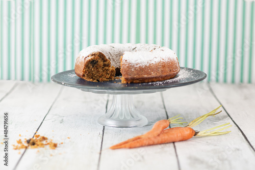 Obraz na płótnie Carrot cake cut w salonie