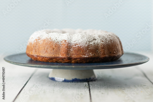 Obraz na płótnie Simple round cake w salonie