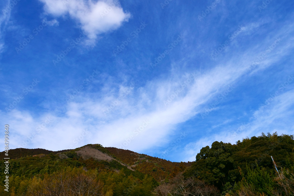 青空と緑がきれいな山景