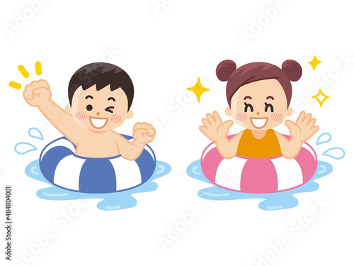 浮き輪で遊ぶ水着の子供
