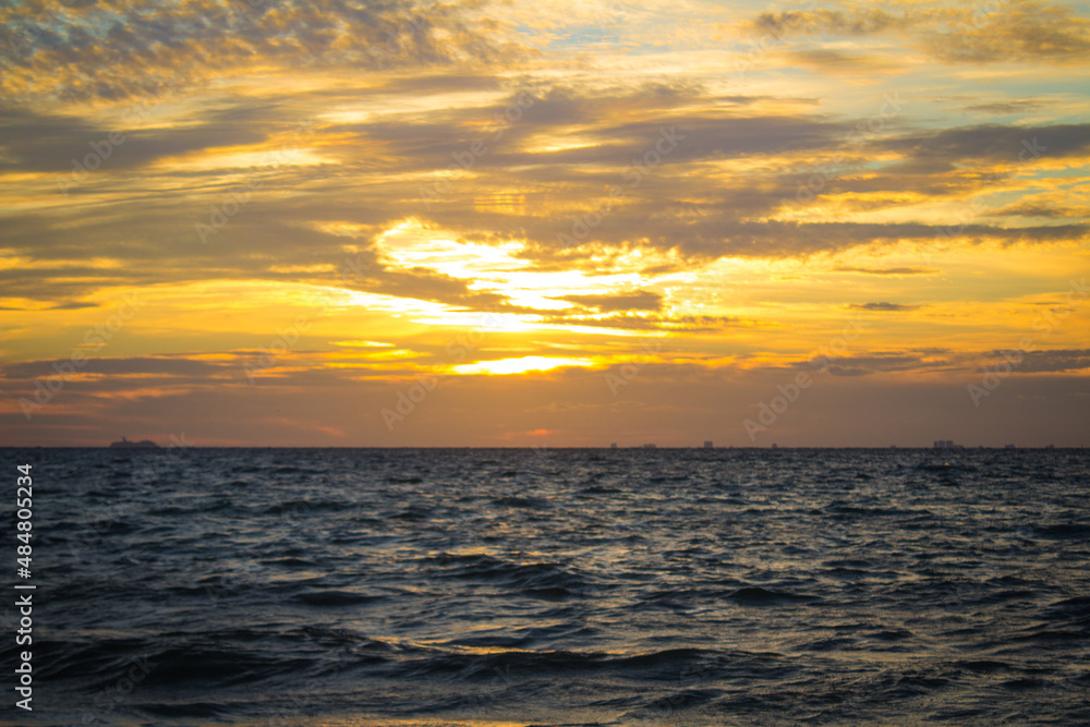 Hermosa foto de un amanecer a la orilla del mar