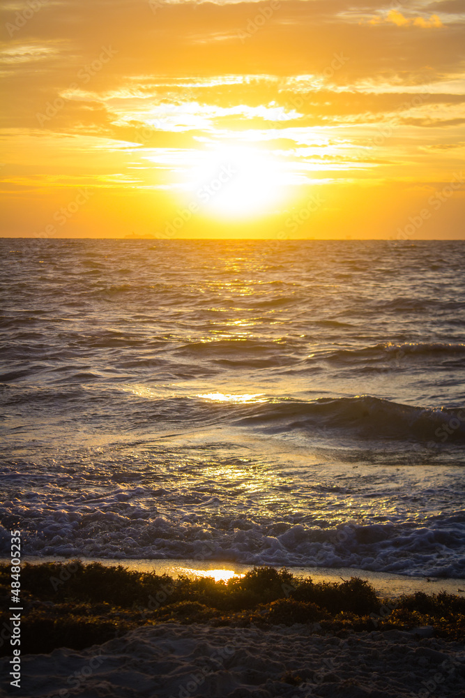 Obraz premium Hermosa foto de un amanecer a la orilla del mar