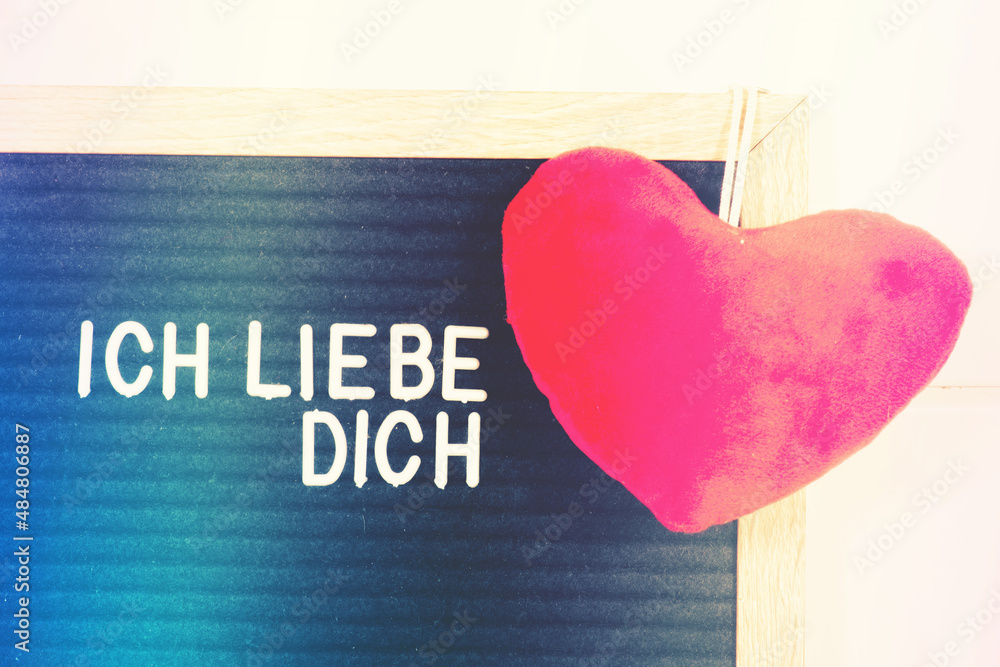 Ein rotes Herz und Botschaft Ich Liebe Dich Stock Photo Adobe Stock