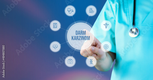Darmkarzinom (Darmkrebs). Arzt zeigt auf digitales medizinisches Interface. Text umgeben von Icons, angeordnet im Kreis.