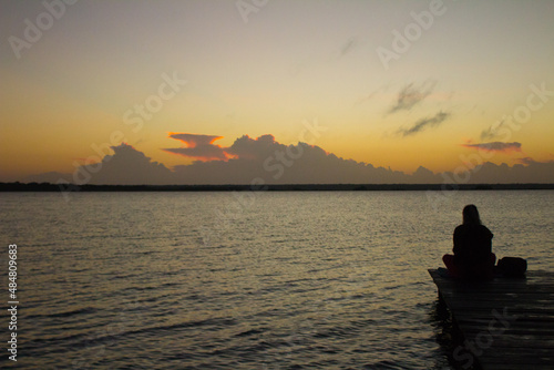 Hermosa imagen de un amanecer sobre una laguna © Luis