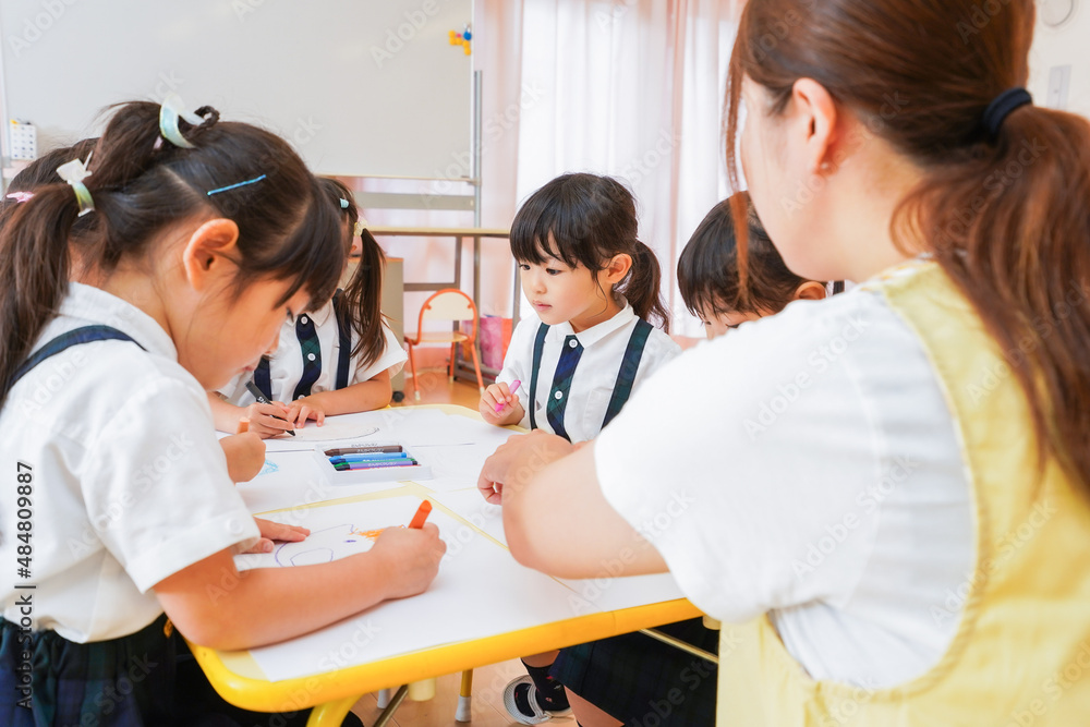 Obraz premium 保育園でお絵描きをする子どもたち