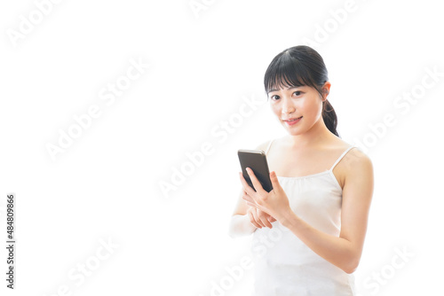 スマホアプリを使う若い女性