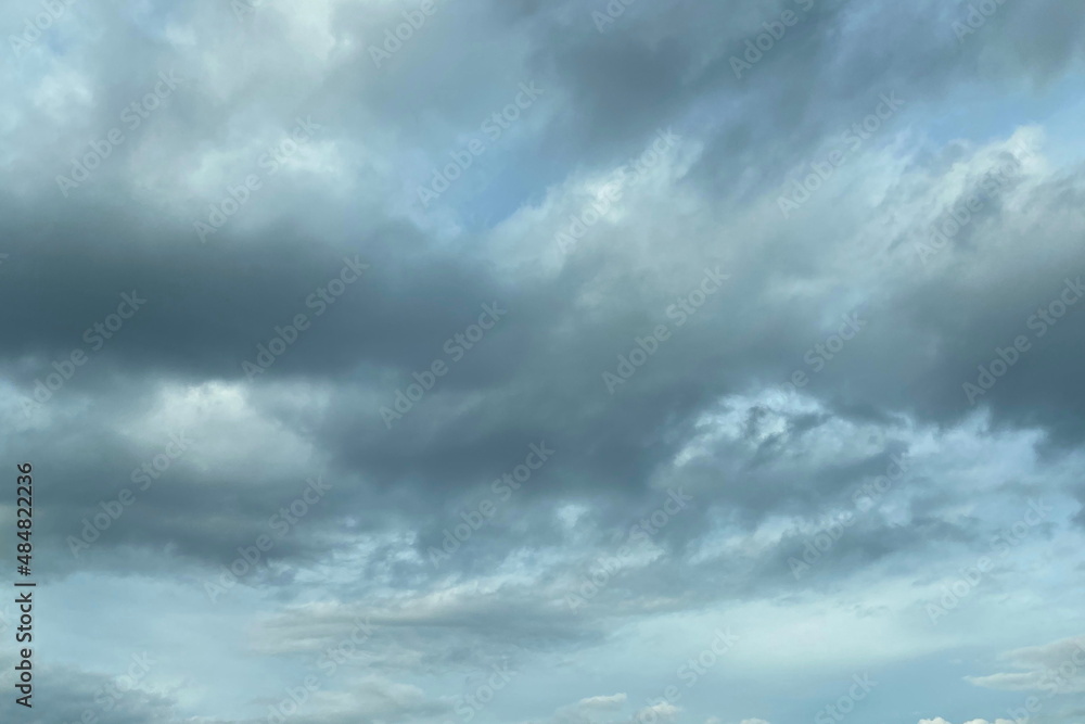 Obraz premium 奈良県の青空と雪雲