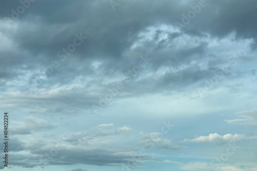 奈良県の青空と雪雲