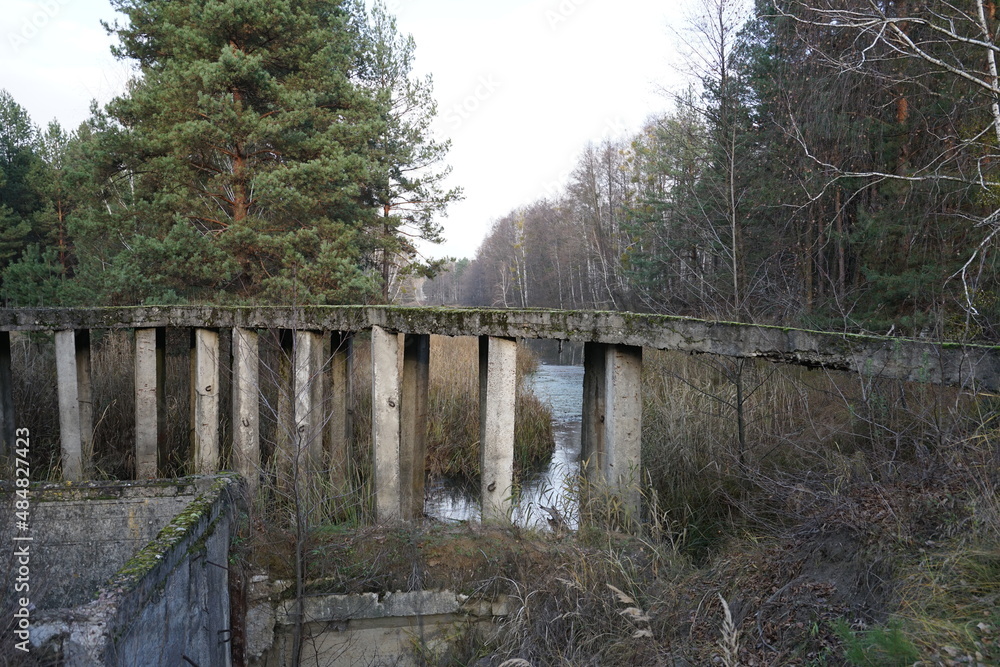 Fototapeta premium wooden bridge over river