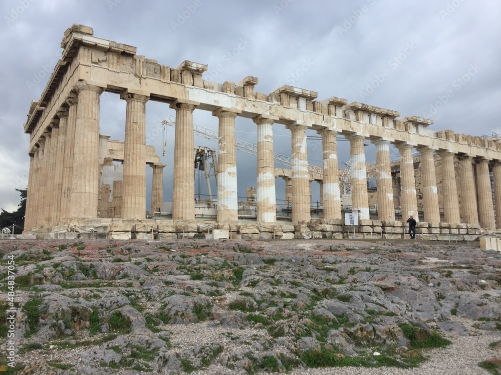 Obraz premium Roman empire heritage in Athens seen as curious tourists walk the old town and popular sights