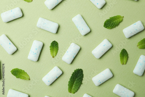 Принти на полотні Chewing or bubble gum and mint on green background