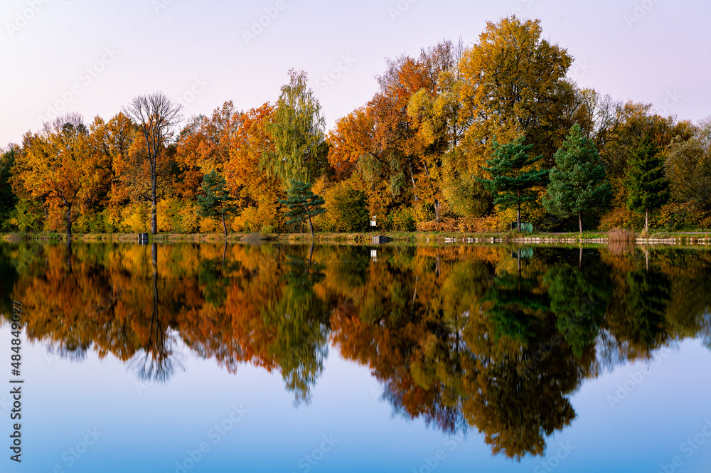 Wschód słońca nad jeziorem