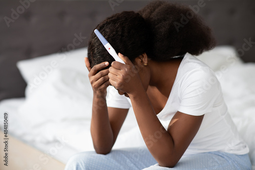 Εκτύπωση καμβά desperate african american lady sitting on bed with pregnancy test