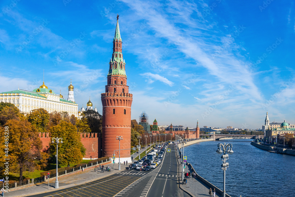 Fototapeta premium Moscow Kremlin on an autumn day, Kremlin Embankment and Moscow River