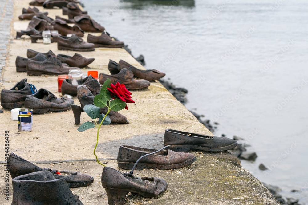 Foto Stock BUDAPEST - JAN 19: Shoes on the Danube Bank bronze art monument  in Budapest, January 19. 2022 in Hungary | Adobe Stock