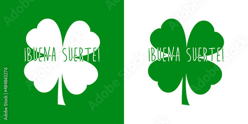 Banner con texto manuscrito Buena Suerte en español en silueta de trébol de 4 hojas en fondo verde y fondo blanco