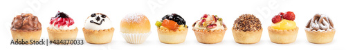 Foto Mignon pastry, assortment of small desserts with berries, chocolate, pistachios, cream and whipped cream