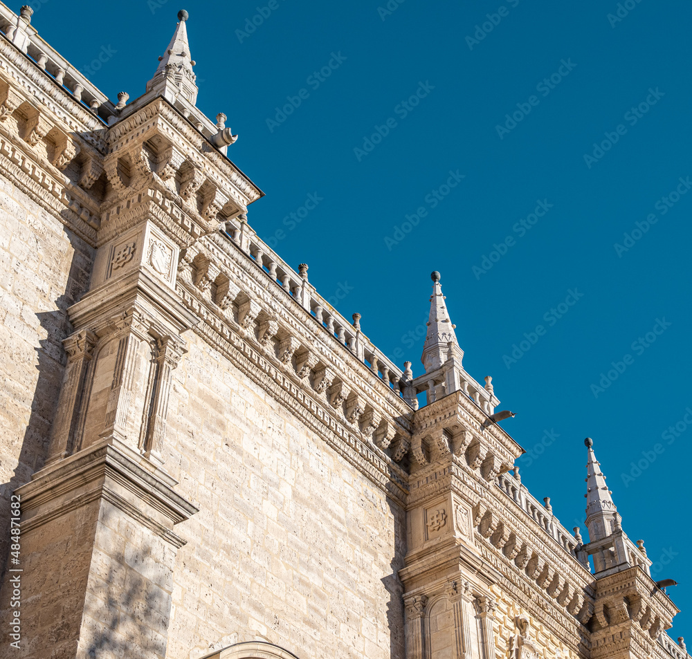 Detalle pináculos y balaustrada estilo renacentista siglo XV del palacio de santa cruz en la ciudad de Valladolid, España