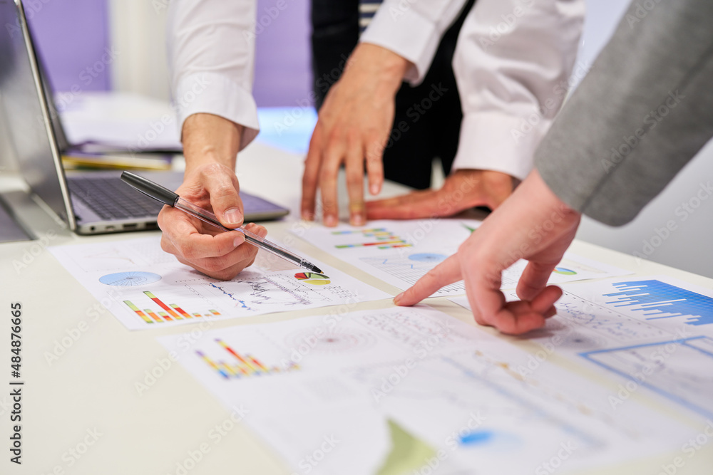 Hände von Business Leuten zeigen auf Daten bei Finanzanalyse Hände von Business Leuten zeigen auf Daten bei Finanzanalyse