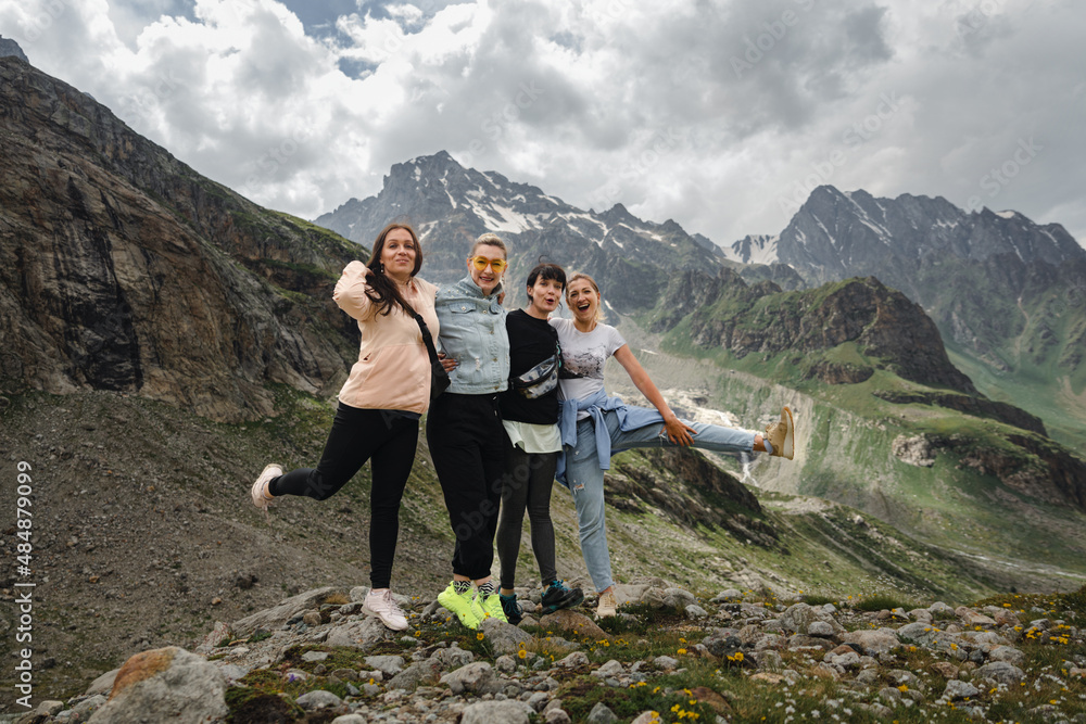 Obraz premium A group of friends climbed high in the mountains