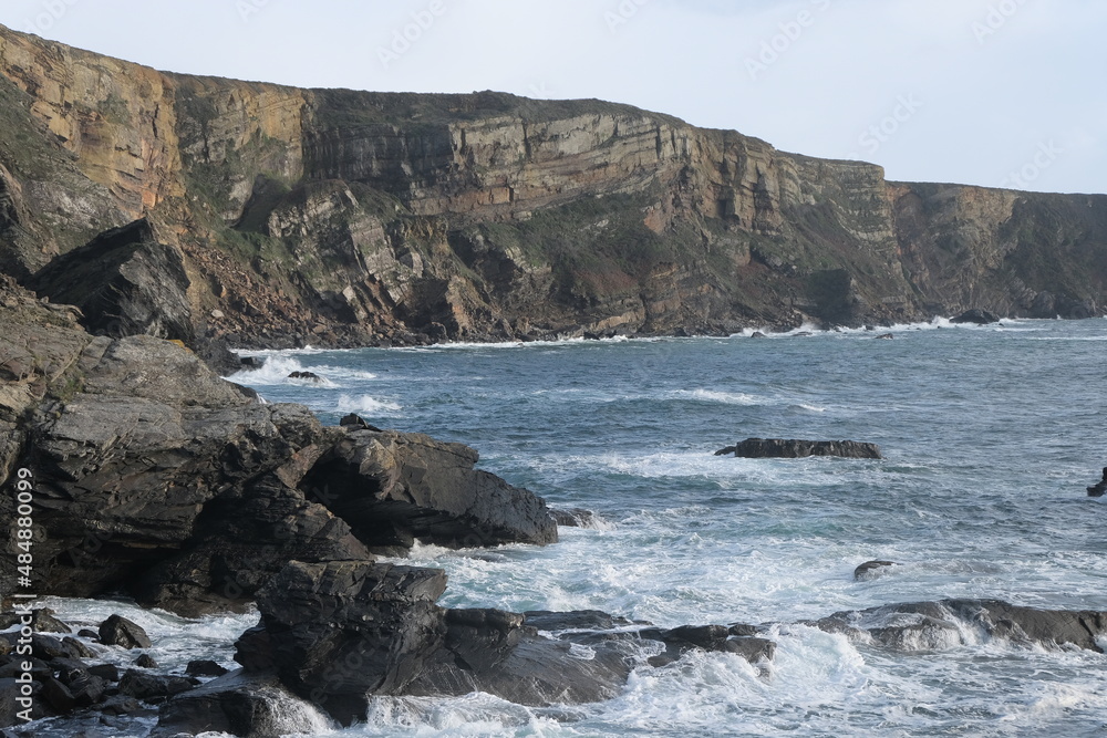 Visual variety observed on the French coast, Bretagne, Finistere. (West); focusing on rocky formations this time.
A wide variety of eroded rock formations, zoomed textures, creeks, cavities, shores...